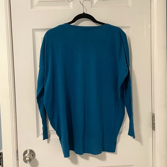 ⭐️ 2 for 1 - Express v-neck high-low sweaters - Picture 2 of 7